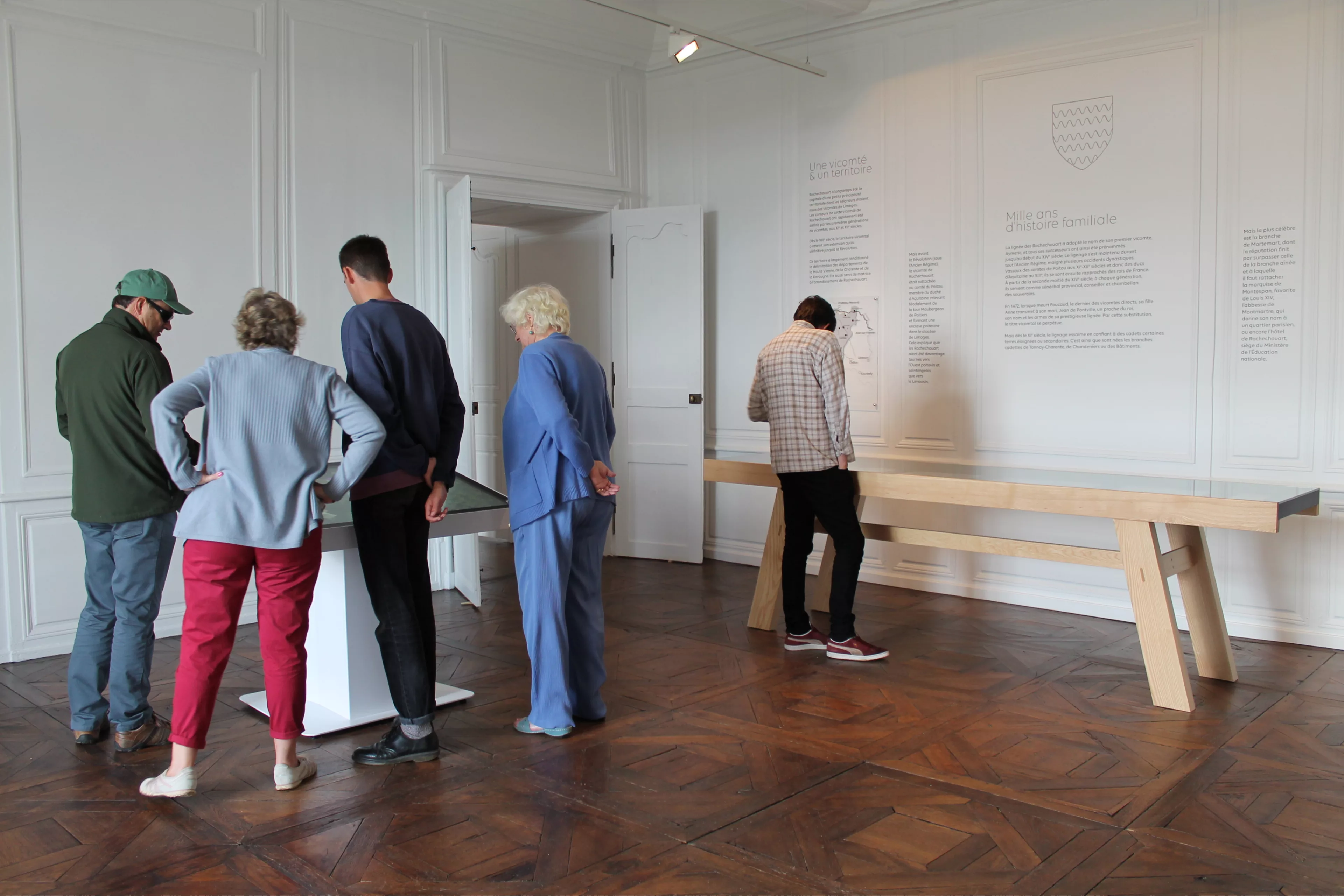 Famille en visite au Château de Rochechouart